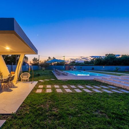 S&I Peaceful Holiday Home With Pool & Jacuzzi Galovac  外观 照片