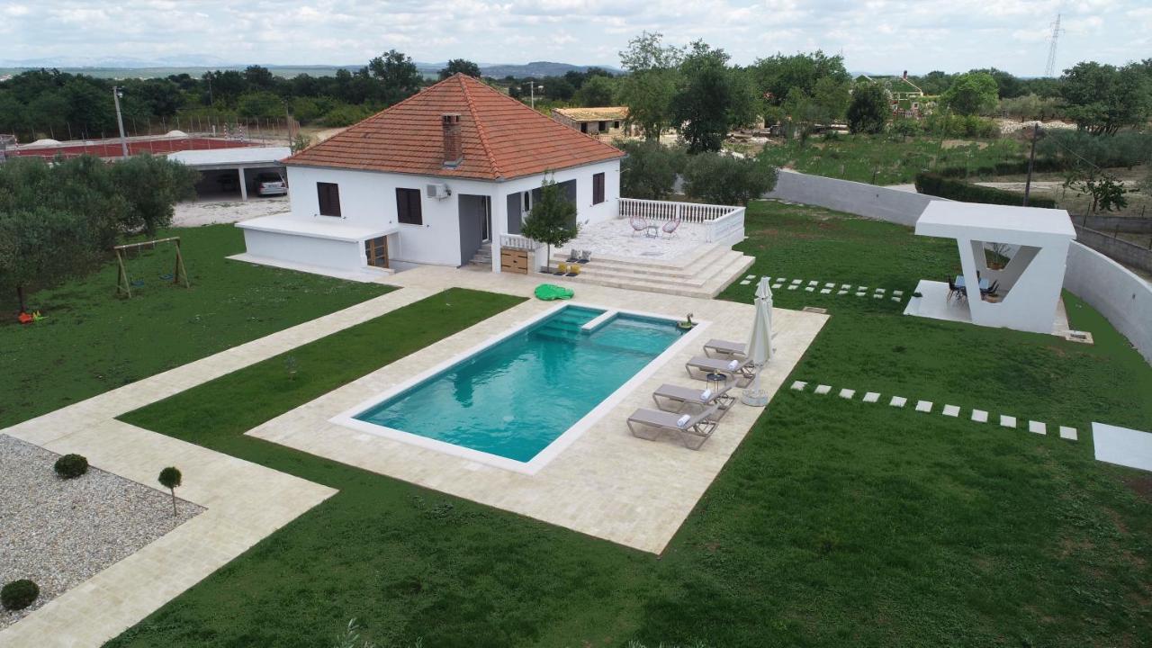 S&I Peaceful Holiday Home With Pool & Jacuzzi Galovac  外观 照片