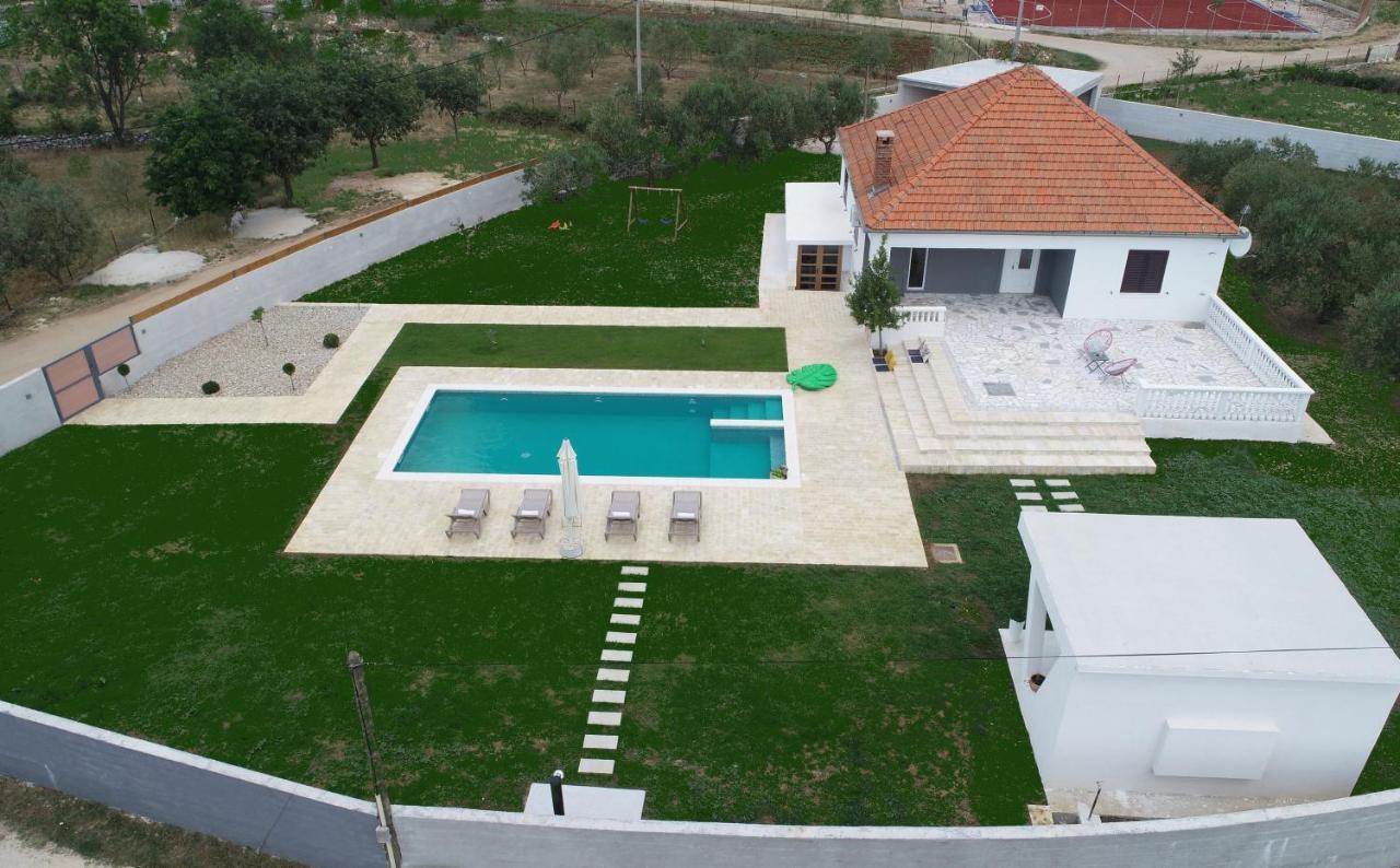S&I Peaceful Holiday Home With Pool & Jacuzzi Galovac  外观 照片