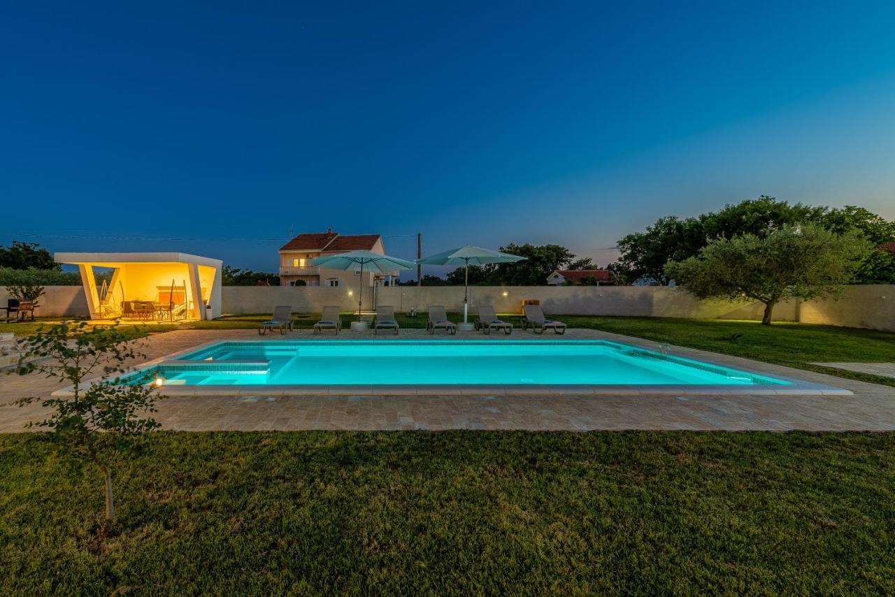 S&I Peaceful Holiday Home With Pool & Jacuzzi Galovac  外观 照片
