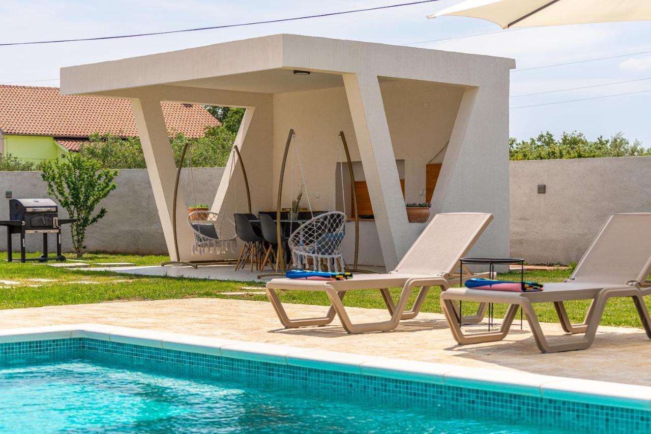 S&I Peaceful Holiday Home With Pool & Jacuzzi Galovac  外观 照片