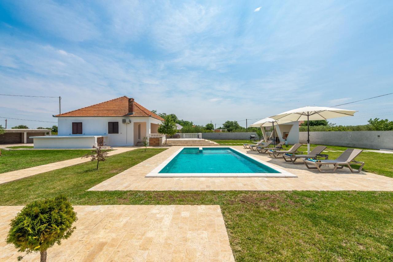 S&I Peaceful Holiday Home With Pool & Jacuzzi Galovac  外观 照片