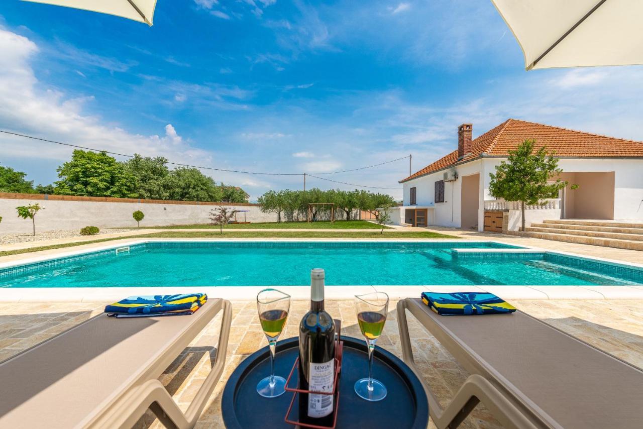 S&I Peaceful Holiday Home With Pool & Jacuzzi Galovac  外观 照片