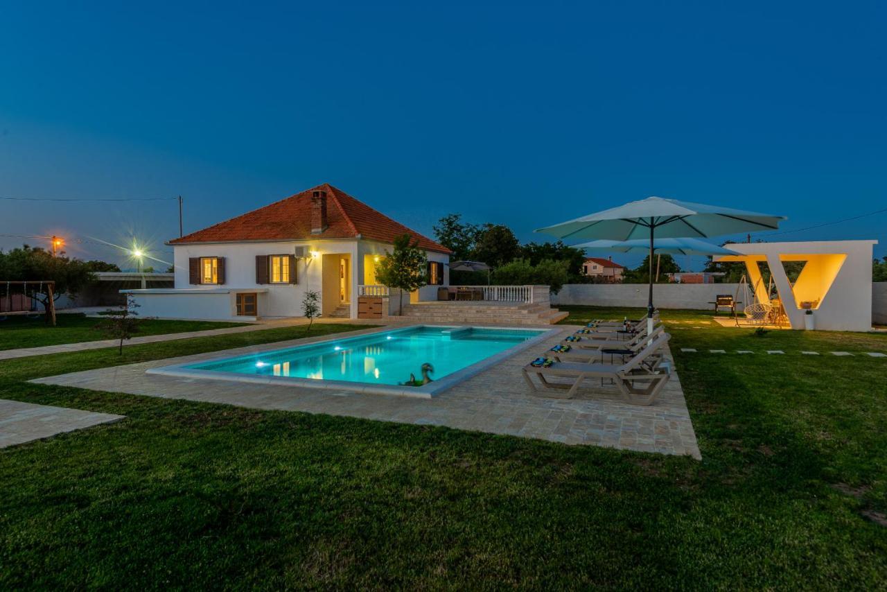 S&I Peaceful Holiday Home With Pool & Jacuzzi Galovac  外观 照片