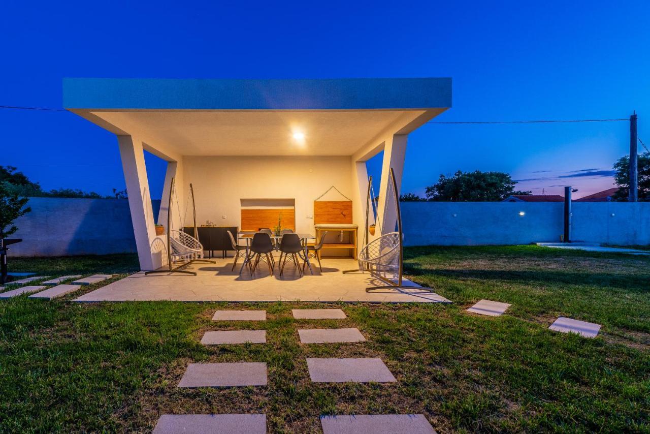 S&I Peaceful Holiday Home With Pool & Jacuzzi Galovac  外观 照片