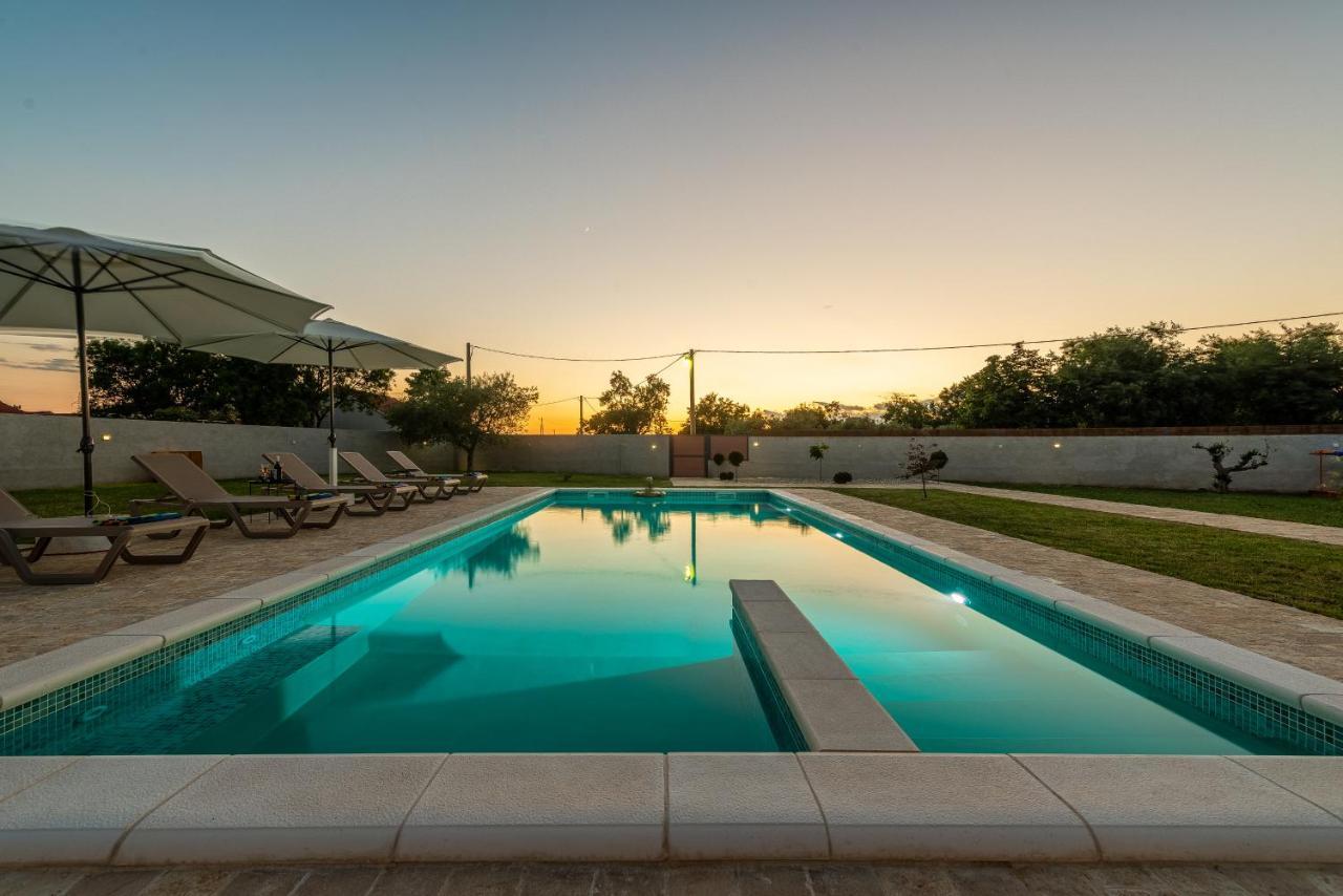 S&I Peaceful Holiday Home With Pool & Jacuzzi Galovac  外观 照片