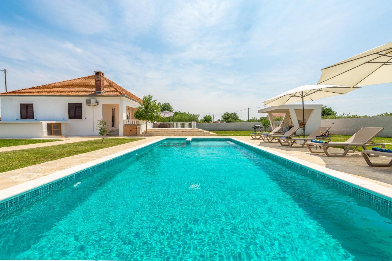 S&I Peaceful Holiday Home With Pool & Jacuzzi Galovac  外观 照片