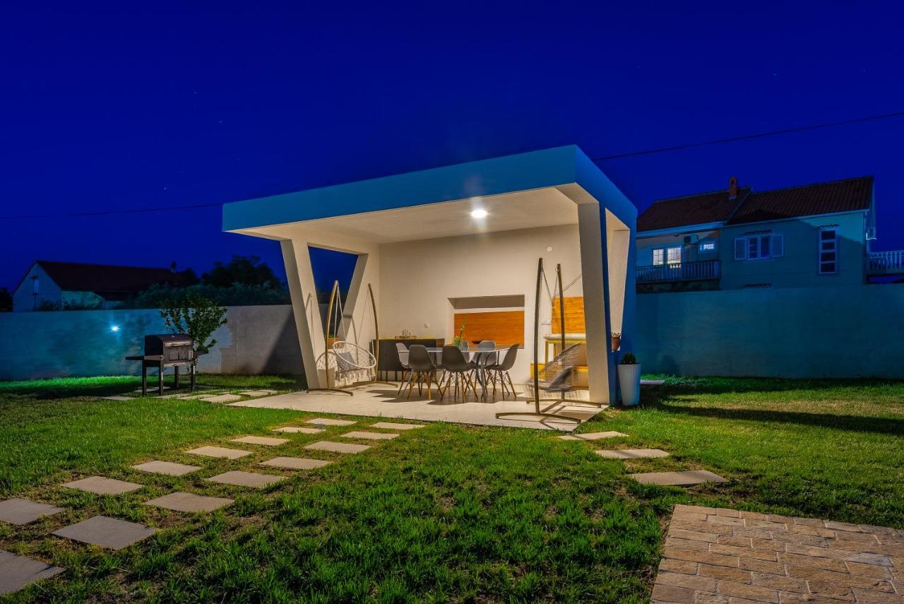 S&I Peaceful Holiday Home With Pool & Jacuzzi Galovac  外观 照片