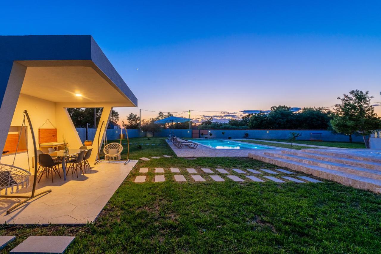 S&I Peaceful Holiday Home With Pool & Jacuzzi Galovac  外观 照片