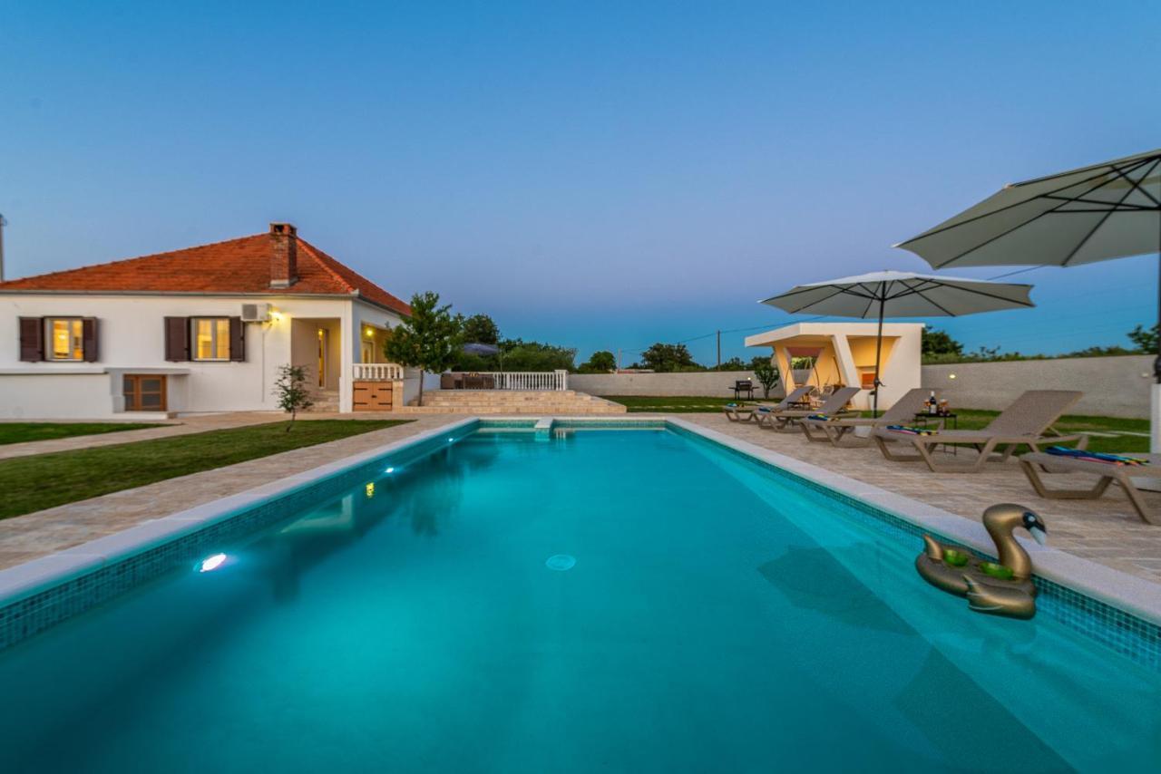 S&I Peaceful Holiday Home With Pool & Jacuzzi Galovac  外观 照片