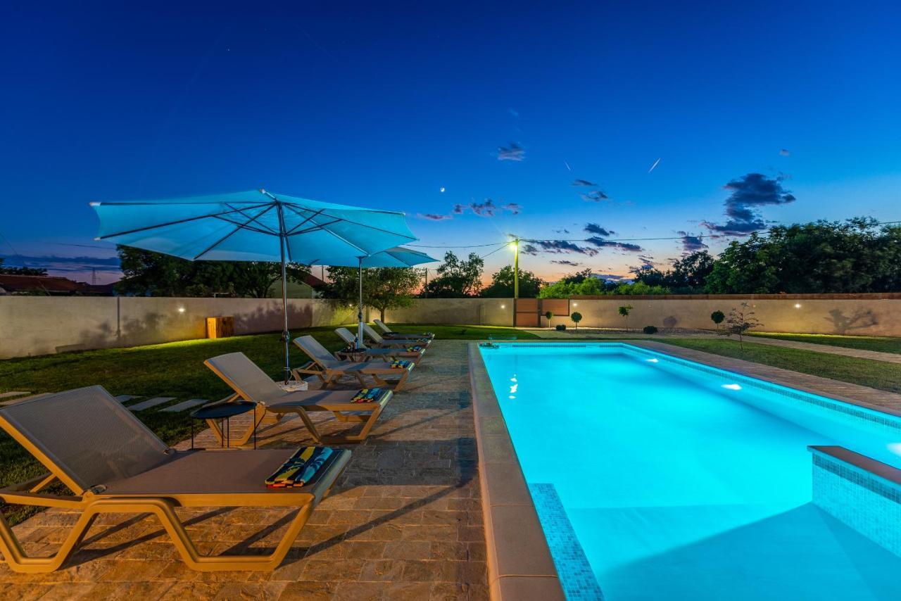 S&I Peaceful Holiday Home With Pool & Jacuzzi Galovac  外观 照片