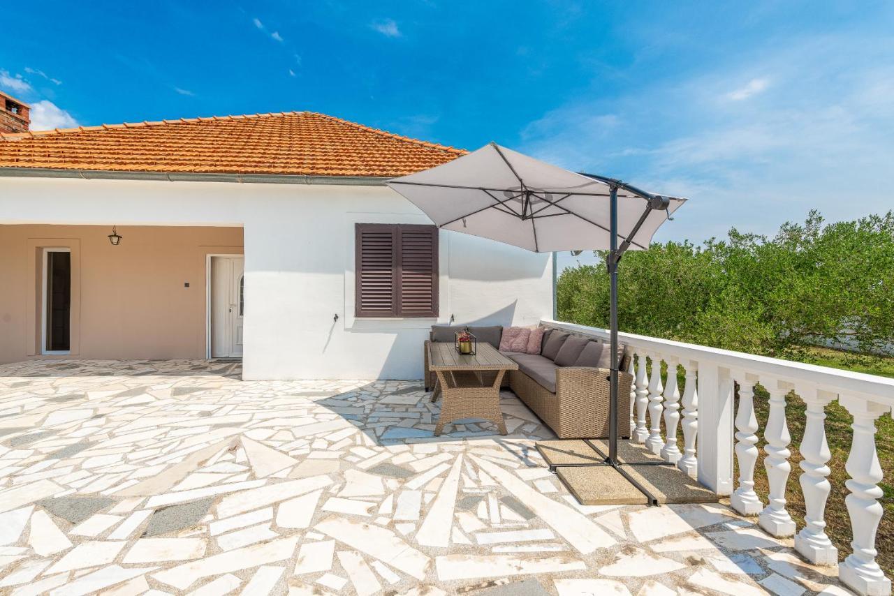 S&I Peaceful Holiday Home With Pool & Jacuzzi Galovac  外观 照片