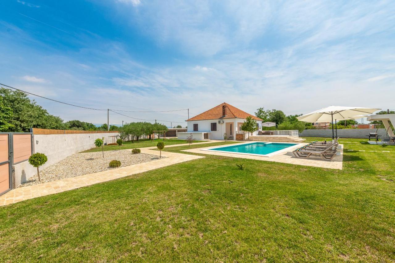 S&I Peaceful Holiday Home With Pool & Jacuzzi Galovac  外观 照片