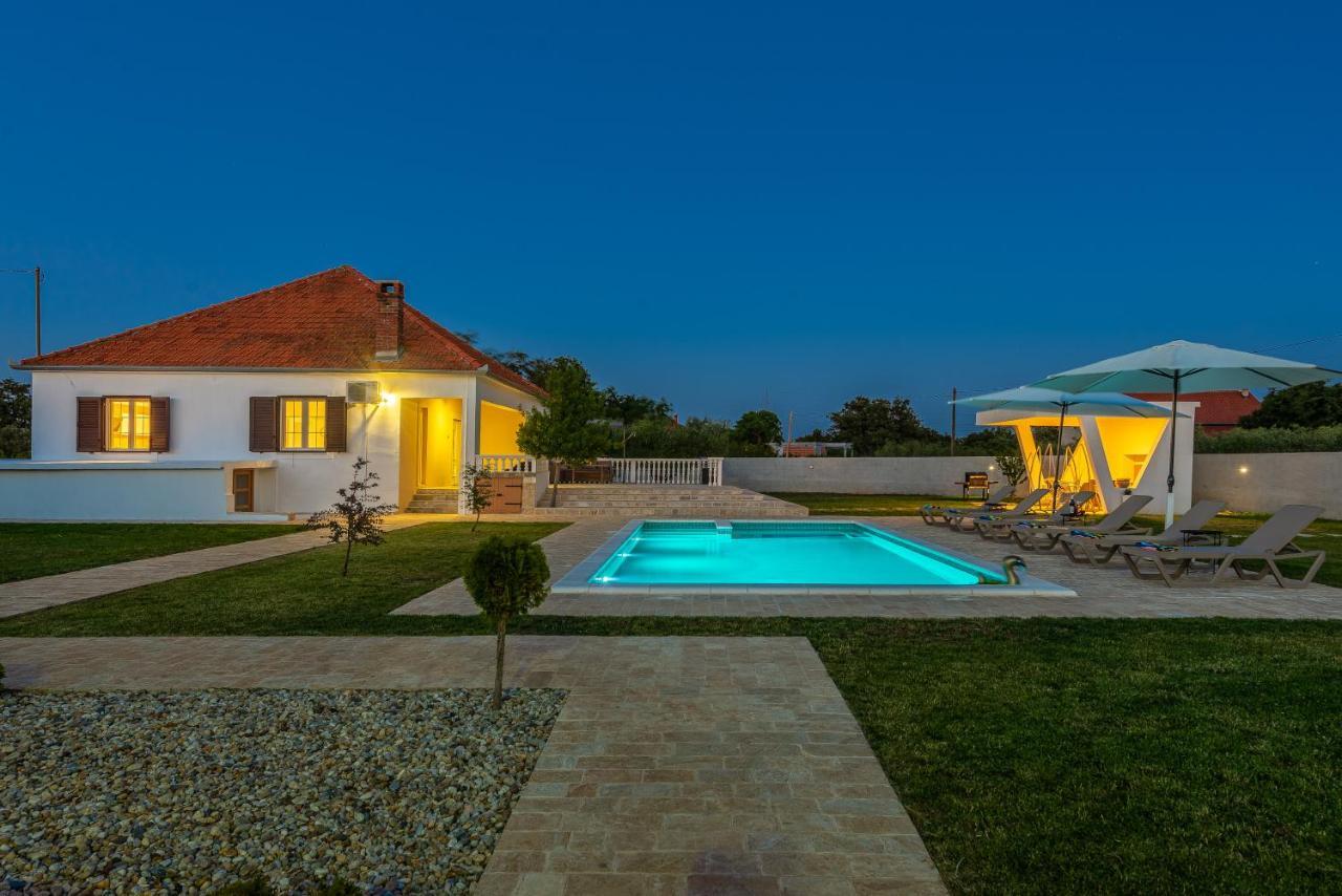 S&I Peaceful Holiday Home With Pool & Jacuzzi Galovac  外观 照片