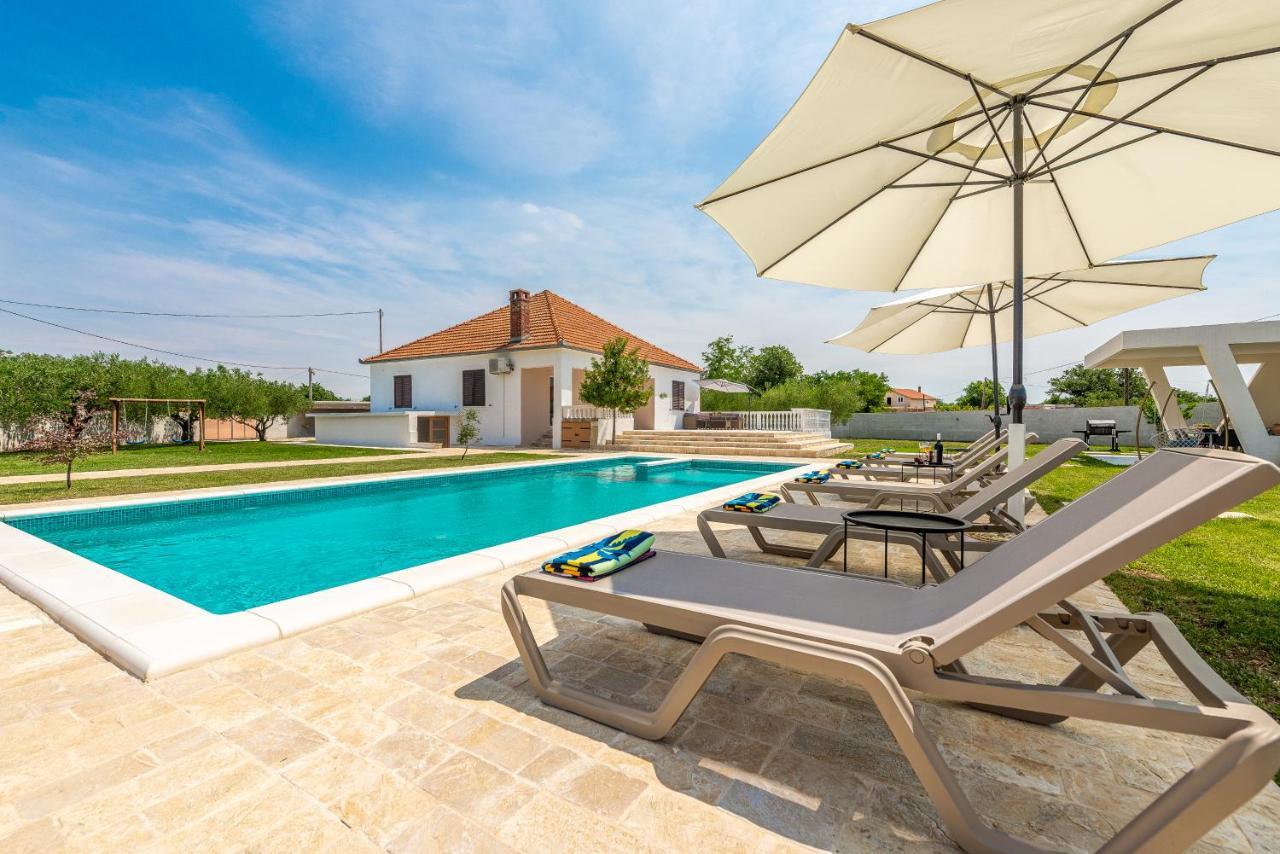 S&I Peaceful Holiday Home With Pool & Jacuzzi Galovac  外观 照片