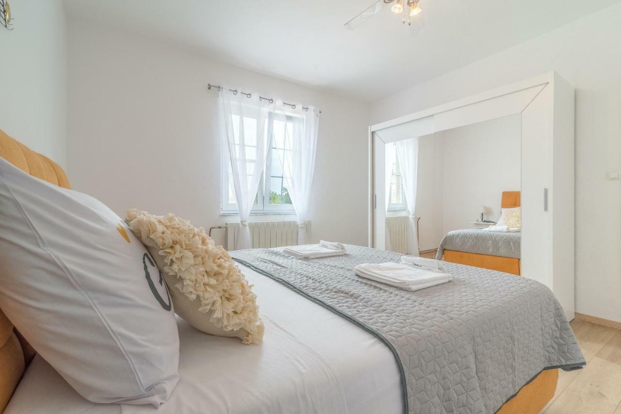 S&I Peaceful Holiday Home With Pool & Jacuzzi Galovac  外观 照片