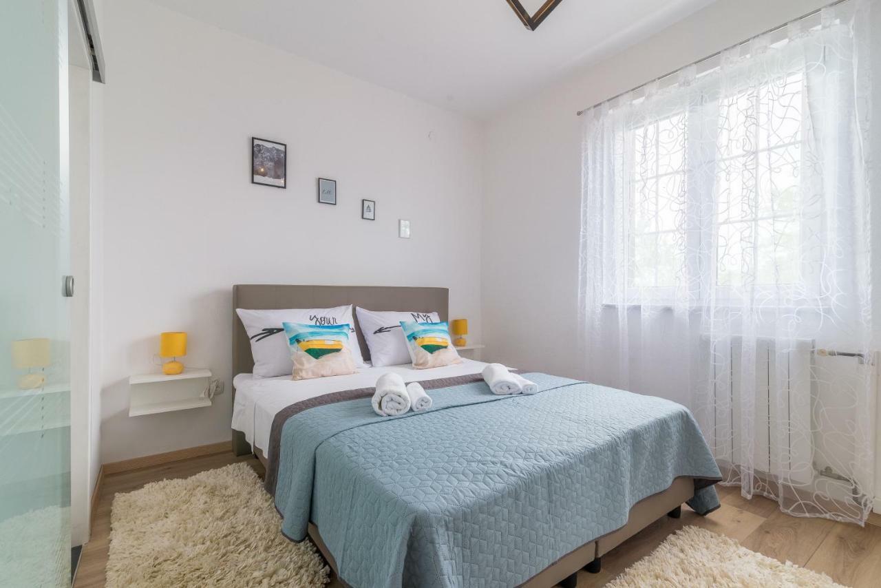 S&I Peaceful Holiday Home With Pool & Jacuzzi Galovac  外观 照片