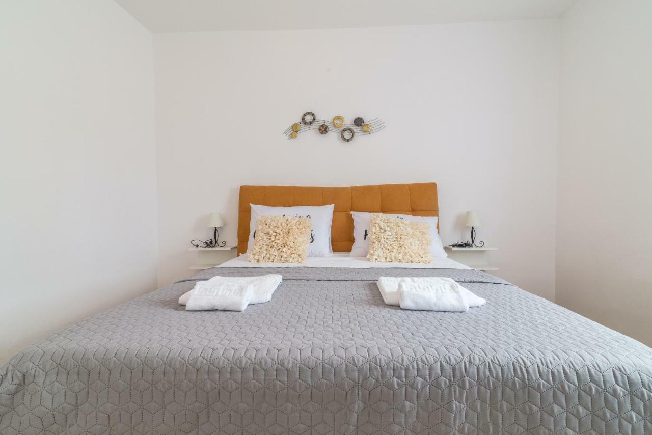 S&I Peaceful Holiday Home With Pool & Jacuzzi Galovac  外观 照片